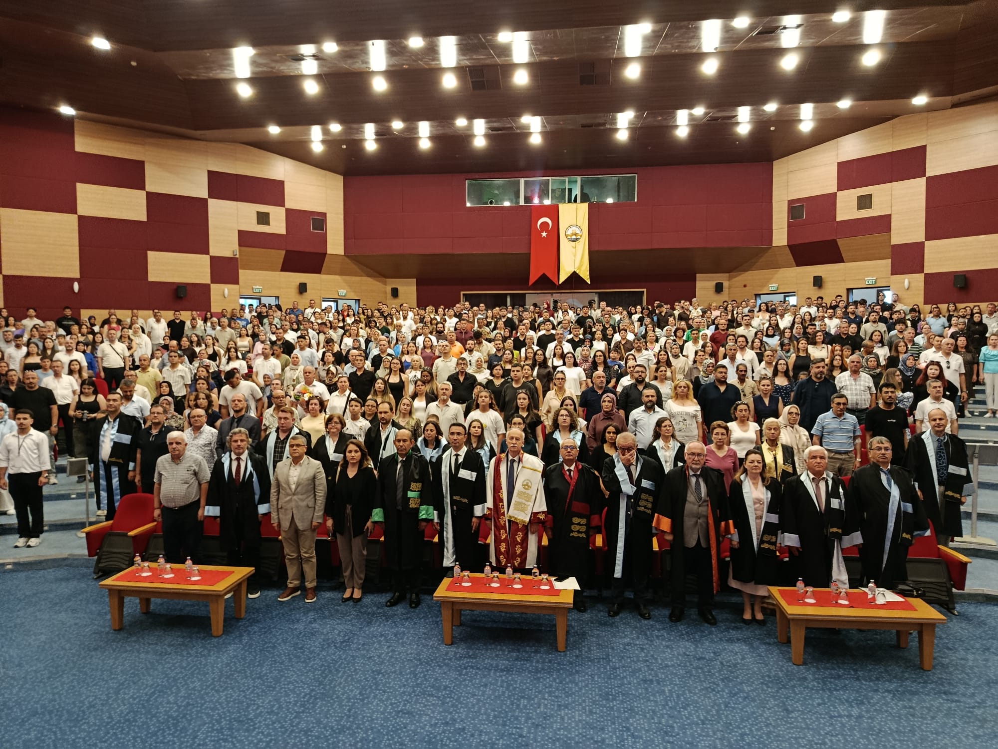 Trakya Üniversitesi Edirne Teknik Bilimler Meslek Yüksekokulu'nun 2025-2026 akademik yılı mezuniyet töreni, Balkan Kongre Merkezi’nde coşkuyla gerçekleştirildi.